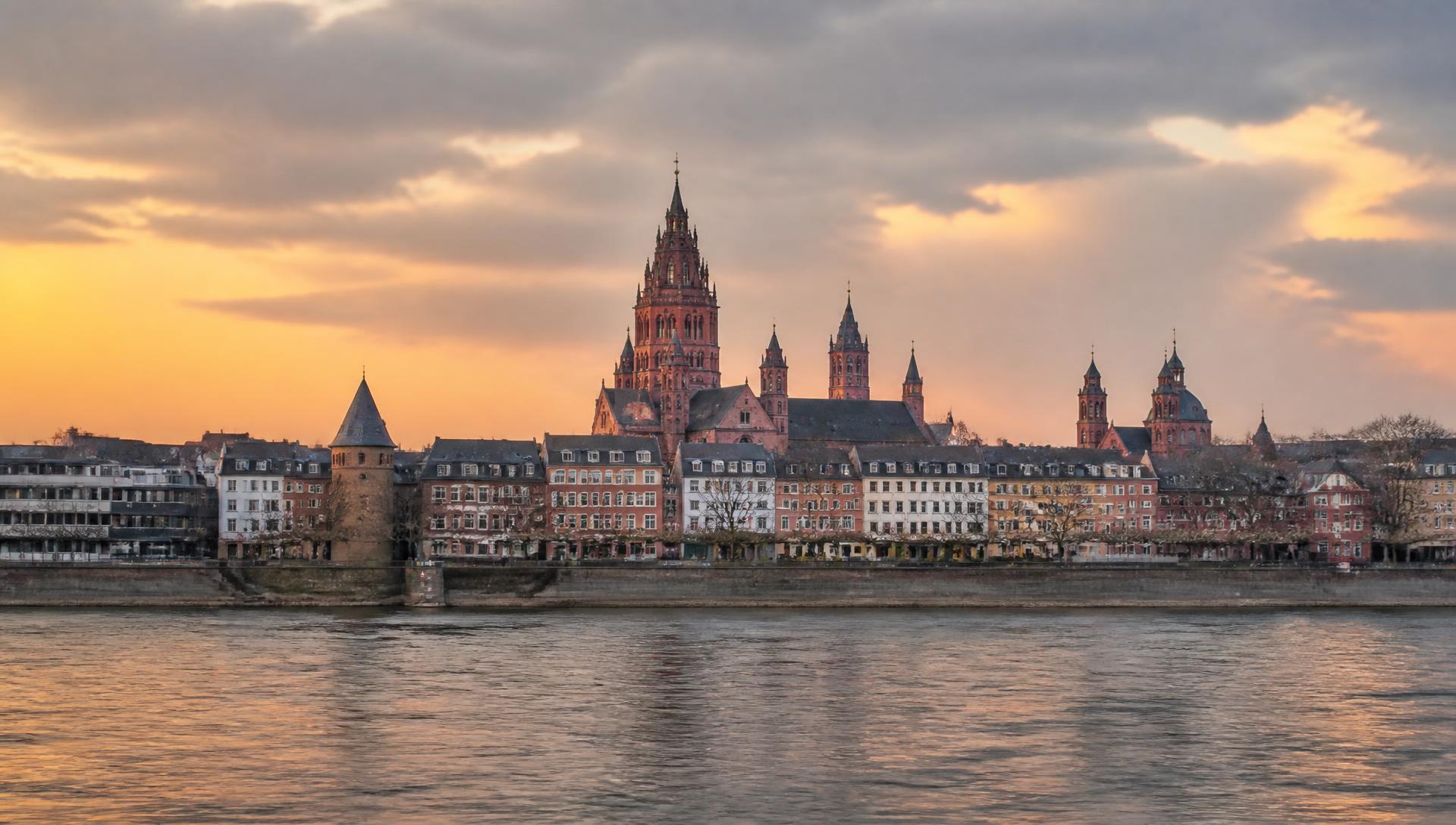 Mainzer Stadtansicht mit dem Mainzer Dom am Rhein
